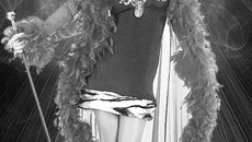 За мишурой гламура не видно человека.