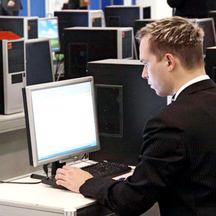 Судебные приставы найдут должника и во Всемирной паутине.