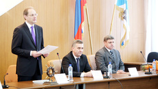 Губернатор Василий Юрченко, исполняющий обязанности мэра города Бердска Владимир Штоп, руководитель отделения Пенсионного фонда РФ по Новосибирской области Александр Терепа. Глава региона представляет новых руководителей.