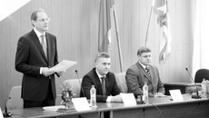 Губернатор Василий Юрченко, исполняющий обязанности мэра города Бердска Владимир Штоп, руководитель отделения Пенсионного фонда РФ по Новосибирской области Александр Терепа. Глава региона представляет новых руководителей.
