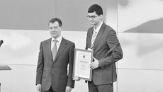 Владислав Милейко получил из рук Дмитрия Медведева премию в размере одного миллиона рублей. Фото Федерального агентства по делам молодежи.