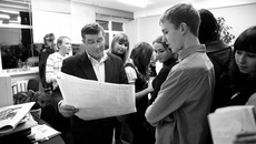 Отдел компьютерной верстки. Подготовленный к выходу в свет очередной номер газеты демонстрирует ребятам Владимир Петров.