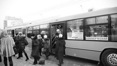 От изменения тарифов и пассажиры, и перевозчики ждут улучшения транспортного обслуживания. Фото Михаила ПЕРМИНА.