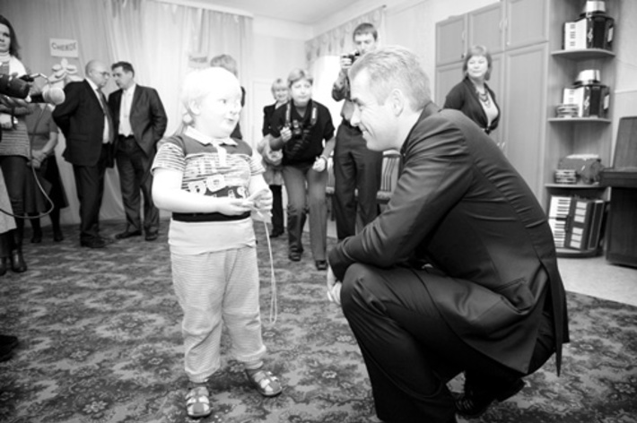 Павел Астахов на встрече с детьми. Фото Михаила ПЕРМИНА.