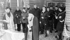 Перед выходом ребят на свободу в часовне на территории колонии, игумен Владимир отслужил молебен, каждому были вручены памятки «Навстречу будущему», памятные подарки. Фото пресс-службы ГУФСИН по Новосибирской области.