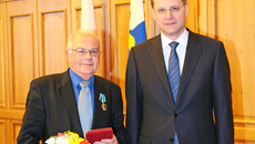 Орден Дружбы академику Владимиру Ревердатто по поручению Президента РФ вручил губернатор Василий Юрченко. Фото Сергея ДЯТЛОВА.