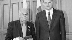 Орден Дружбы академику Владимиру Ревердатто по поручению Президента РФ вручил губернатор Василий Юрченко. Фото Сергея ДЯТЛОВА.