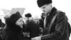 Ключи от новых квартир ветеранам вручает губернатор Василий Юрченко. Фото Анатолия РЕНСКОГО.