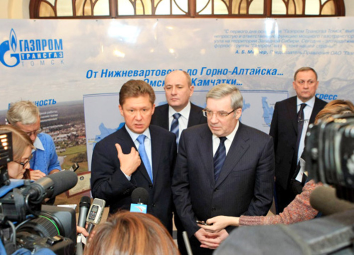 Алексей Миллер, генеральный директор ООО «Газпром трансгаз Томск» Виталий Маркелов и Виктор Толоконский беседуют с журналистами. Фото Александра СЕМЕНОВА.