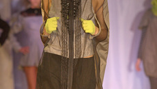 Вместо привычной марлевой маски против гриппа новосибирские модельеры предложили... кружевную маску. Чем не креатив? За что коллекция «Иммунитет» и получила Гран-при.