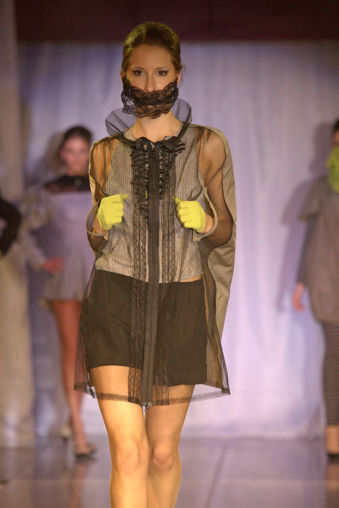 Вместо привычной марлевой маски против гриппа новосибирские модельеры предложили... кружевную маску. Чем не креатив? За что коллекция «Иммунитет» и получила Гран-при.