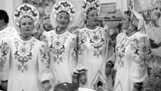 В белоснежных сценических костюмах группа «Рябинушка» не затерялась в праздничном калейдоскопе «Сибирской ярмарки» в Дни урожая. Крайняя слева — Валентина Морозова.