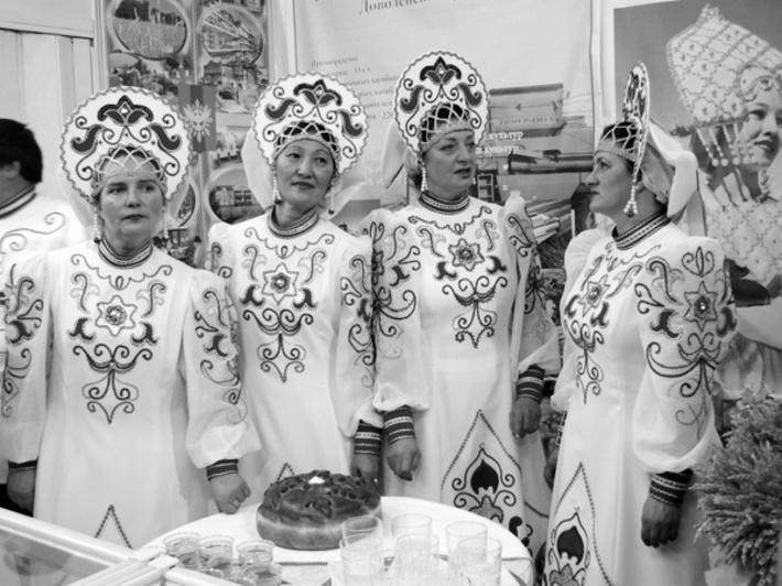 В белоснежных сценических костюмах группа «Рябинушка» не затерялась в праздничном калейдоскопе «Сибирской ярмарки» в Дни урожая. Крайняя слева — Валентина Морозова.