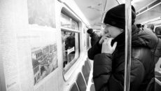 Изучаем историю, не выходя из вагона метро. Фото Михаила ПЕРМИНА.