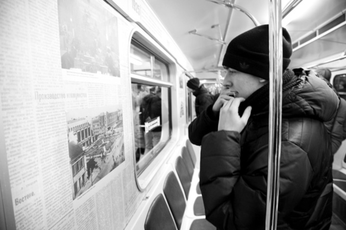 Изучаем историю, не выходя из вагона метро. Фото Михаила ПЕРМИНА.