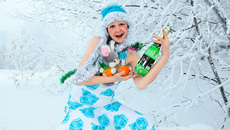 С символом года и любимой газетой приходят к читателю  наши совсибирские Снегурочки, например, Наталья Манторова, желая всем бодрости духа, здоровья, оптимизма и удачи!