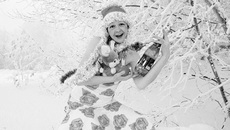 С символом года и любимой газетой приходят к читателю  наши совсибирские Снегурочки, например, Наталья Манторова, желая всем бодрости духа, здоровья, оптимизма и удачи!