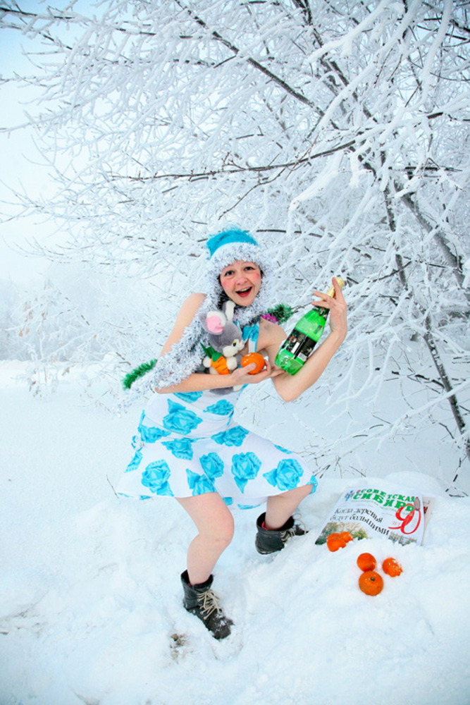 С символом года и любимой газетой приходят к читателю  наши совсибирские Снегурочки, например, Наталья Манторова, желая всем бодрости духа, здоровья, оптимизма и удачи!