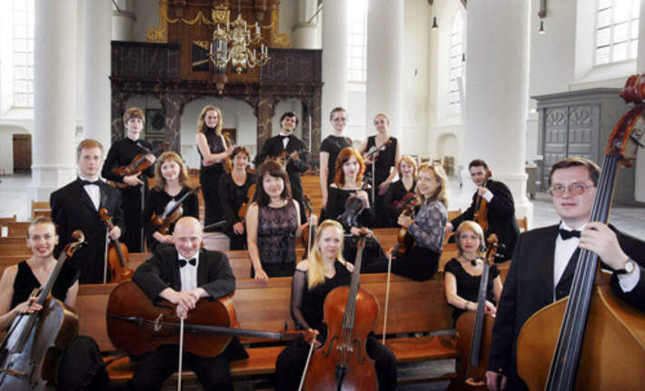 Камерный оркестр Новосибирской филармонии во Франции чувствует себя как дома, а дома — как в Париже.