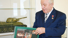 Герой Советского Союза Дмитрий Бакуров с экспонатами музея.