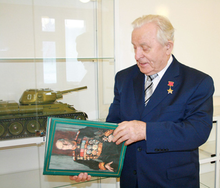 Герой Советского Союза Дмитрий Бакуров с экспонатами музея.