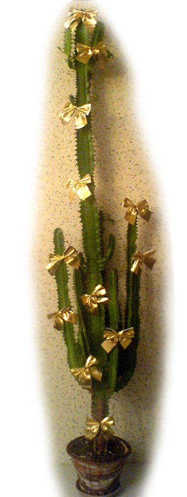 Традиция украшать под Новый год в офисе кактусы пришла к нам из Кубы.