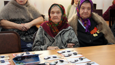 На торжественной церемонии вручения ключей. Солдатские вдовы (слева направо на переднем плане) Акулина Степановна Литашова и Мария Трифоновна Артеменко.