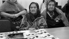 На торжественной церемонии вручения ключей. Солдатские вдовы (слева направо на переднем плане) Акулина Степановна Литашова и Мария Трифоновна Артеменко.
