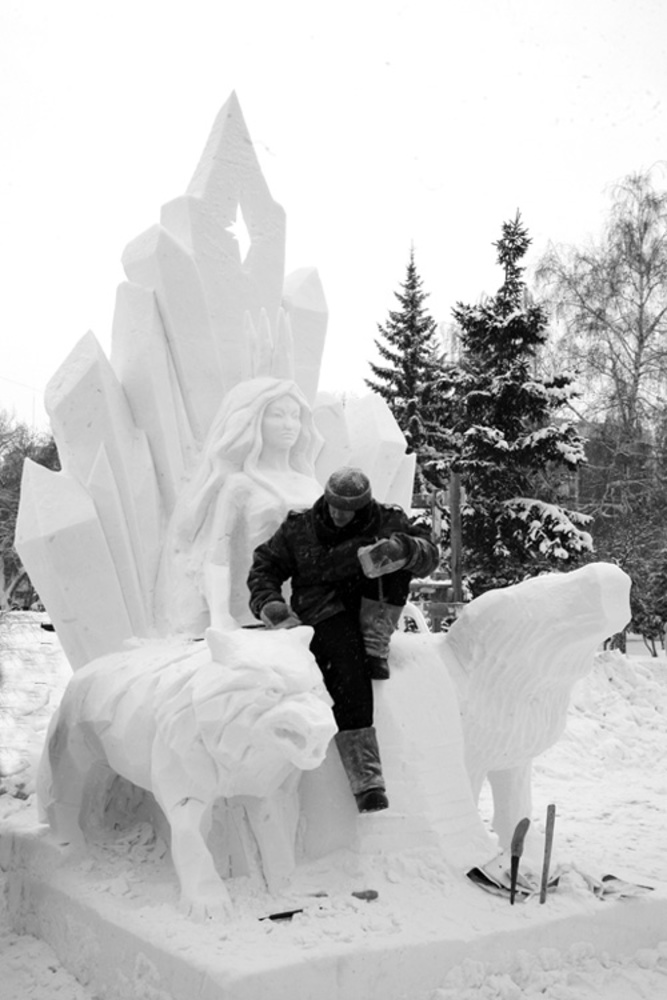 Последние штрихи. С сегодняшнего дня новосибирцы и гости города могут оценить эти рукотворные чудеса уже в готовом варианте.  Фото Михаила ПЕРМИНА.