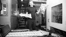 Печатник Игорь Пуртов со свежим номером газеты «Советская Сибирь».