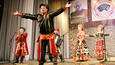 Выступает ансамбль «Скоморохи» из Кемерово.