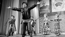 Выступает ансамбль «Скоморохи» из Кемерово.