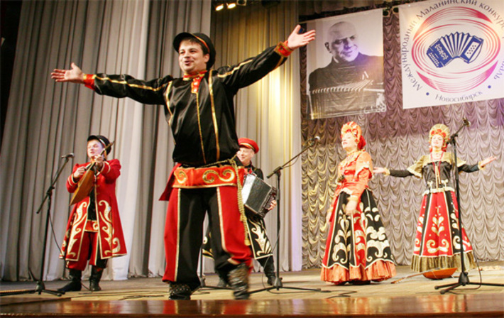 Выступает ансамбль «Скоморохи» из Кемерово.