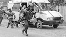 Для повышения готовности аварийно-спасательных формирований в 2010 году было проведено 114 тренировок по действиям в чрезвычайных ситуациях природного и техногенного характера. В данном случае (на снимках) специалисты МЧС совместно с правоохранительными органами и медицинскими работниками оттачивают навыки по устранению последствий ДТП. Фото Натальи МАНТОРОВОЙ.