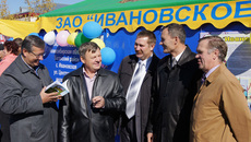 Депутат Законадательного собрания Новосибирской области Юрий Зозуля, глава Баганского района Василий Пронькин, директор  «Ивановского» Виктор Бамбух, глава Краснозерского района Александр Баев, заместитель министра сельского хозяйства Новосибирской области Владимир Тагаков (слева направо) на фестивале молока в Багане.