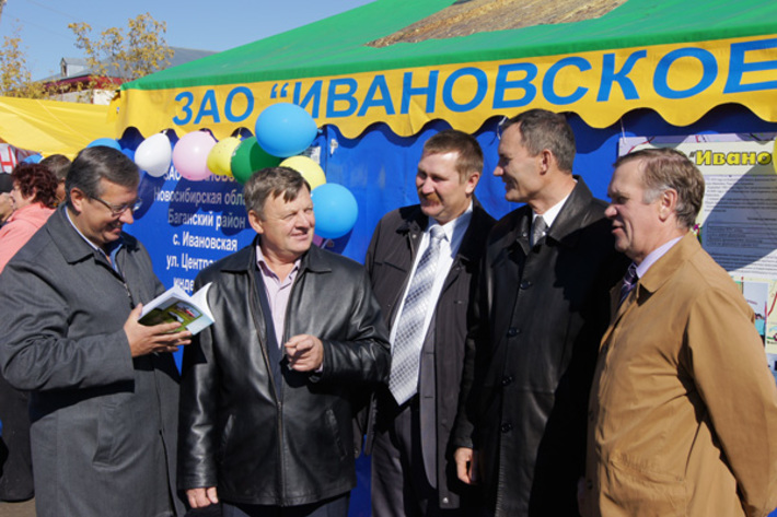 Депутат Законадательного собрания Новосибирской области Юрий Зозуля, глава Баганского района Василий Пронькин, директор  «Ивановского» Виктор Бамбух, глава Краснозерского района Александр Баев, заместитель министра сельского хозяйства Новосибирской области Владимир Тагаков (слева направо) на фестивале молока в Багане.