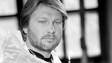 Егор Пазенко в роли отца Андрея.