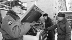 Заместитель командира войсковой части 5427 по вооружению, начальник технической части капитан Виталий Демешонок ведет практические занятия с командирами взводов.