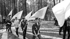 Флаги, форма... Все как в романтические годы создания стройотрядов. Фото из архива НШССО (Новосибирский штаб студенческих строительных отрядов).