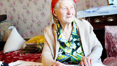 Екатерина Федоровна сочиняет новые стихи.