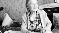 Екатерина Федоровна сочиняет новые стихи.