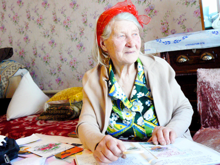 Екатерина Федоровна сочиняет новые стихи.