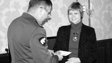 Генерал-лейтенант Николай Гадушкин вручает знак «За отличие в службе» I степени Наталье Манторовой.  Фото Надежды БУРЛАКОВОЙ.