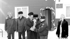 На церемонии открытия пожарной части в Дорогино. Слева направо: начальник Главного управления МЧС России по Новосибирской области Анатолий Кузнецов, губернатор Василий Юрченко, представитель компании-застройщика Виктор Матвеев, который передает символический ключ начальнику части Дмитрию Кудаспаеву. Фото Александра ДАВЫДОВА.