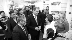 Губернатор Новосибирской области Василий Юрченко среди гостей и участников ярмарки. Фото Михаила ПЕРМИНА.