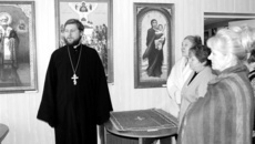 Экскурсию по выставке проводит настоятель Успенской церкви села Баган отец Роман. Фото автора.
