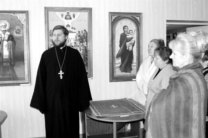 Экскурсию по выставке проводит настоятель Успенской церкви села Баган отец Роман. Фото автора.