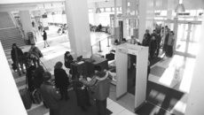 В аэропорту Толмачево усилен контроль на входе в здание. Фото Михаила ПЕРМИНА.