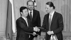 Исполнительный вице-президент Hyundai Steel Ким Бом-Су, губернатор Новосибирской области Василий Юрченко и член правления ЗАО «Сибирский антрацит» Дмитрий Шатохин (слева направо) во время подписания договора о сотрудничестве. Фото Сергея ДЯТЛОВА.