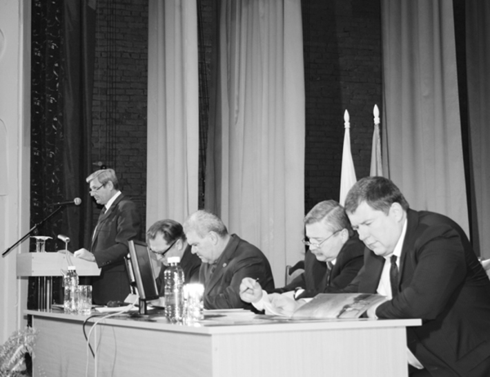 В президиуме собрания.